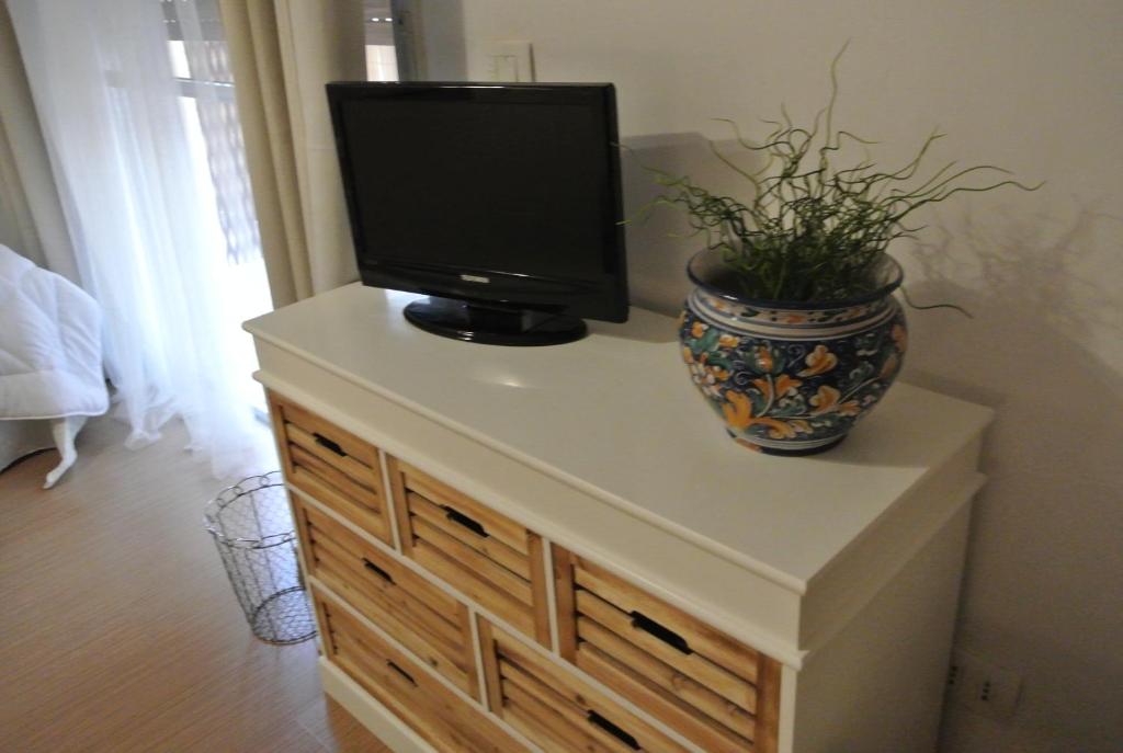 Televízia a/alebo spoločenská miestnosť v ubytovaní B&B Via Dei Templi