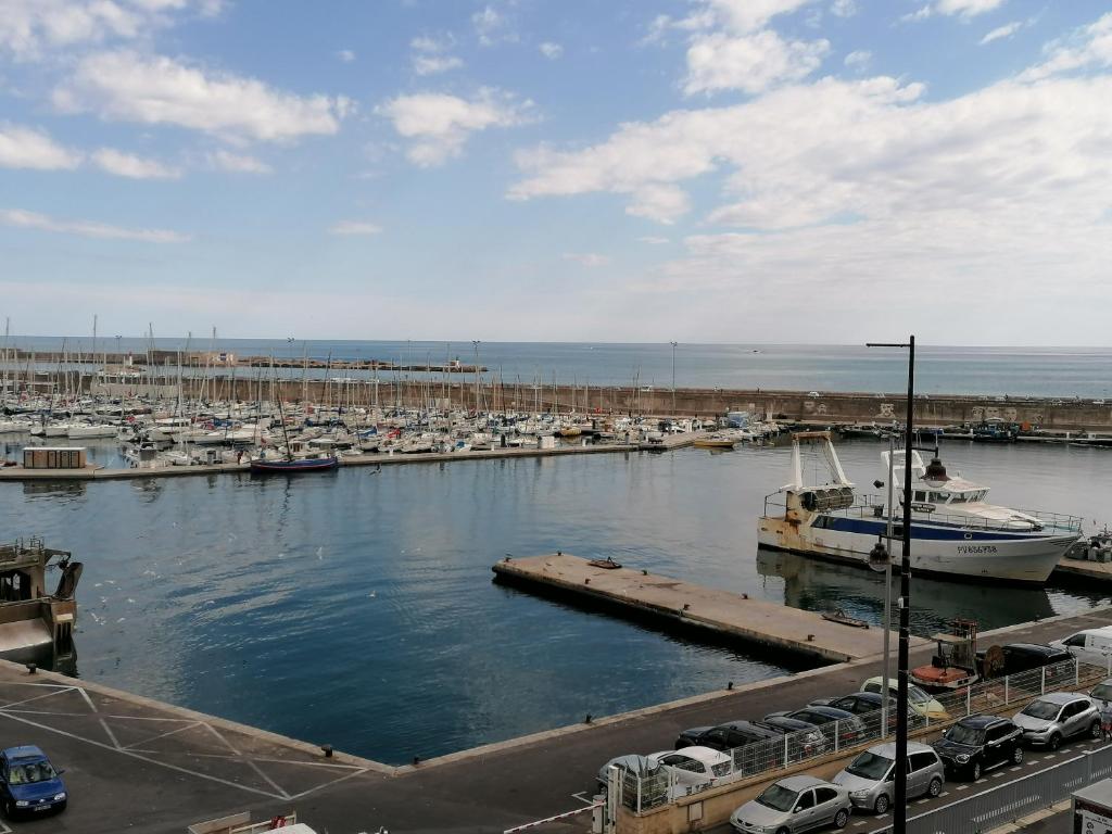 un port de plaisance avec un tas de bateaux dans l'eau dans l'établissement SETE VUE EXCEPTIONNELLE, à Sète