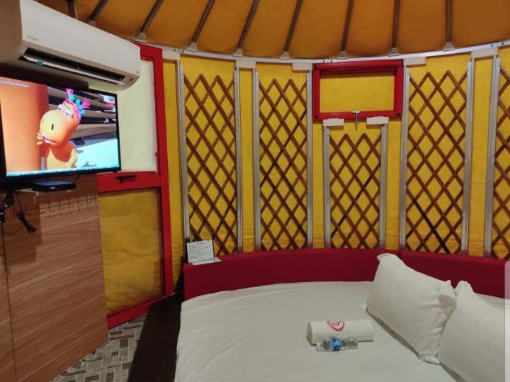 Postel nebo postele na pokoji v ubytování Rick Resort Teluk Intan