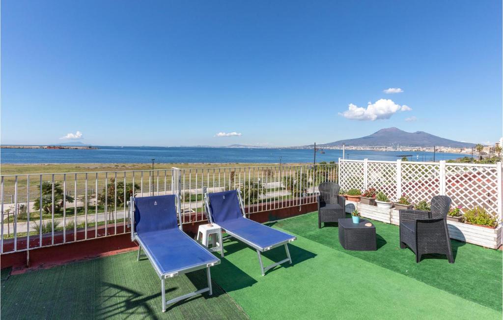 een rij stoelen op een balkon met uitzicht op de oceaan bij Casa Sul Mare in Castellammare di Stabia