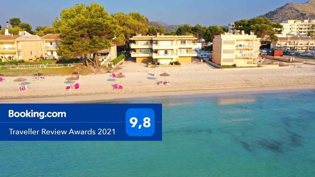 Blick auf einen Strand mit Stühlen und Sonnenschirmen in der Unterkunft Albers Apartment in Port d'Alcúdia