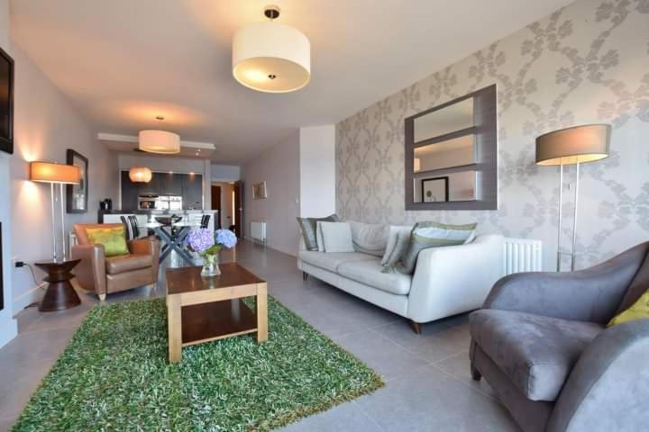 ein Wohnzimmer mit Sofa und Tisch in der Unterkunft Fantastic sea view apartment! in Portstewart