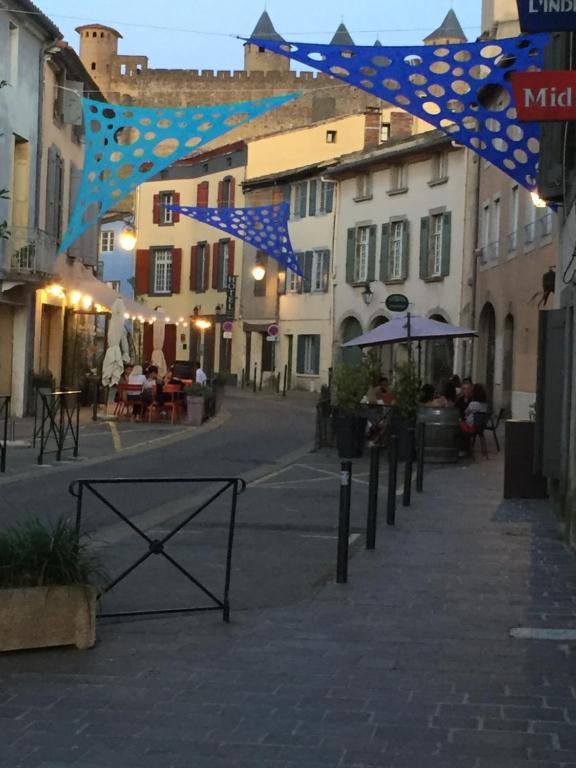 un grupo de estrellas azules colgando sobre una calle de la ciudad en Hotel Du Pont Vieux, en Carcassonne