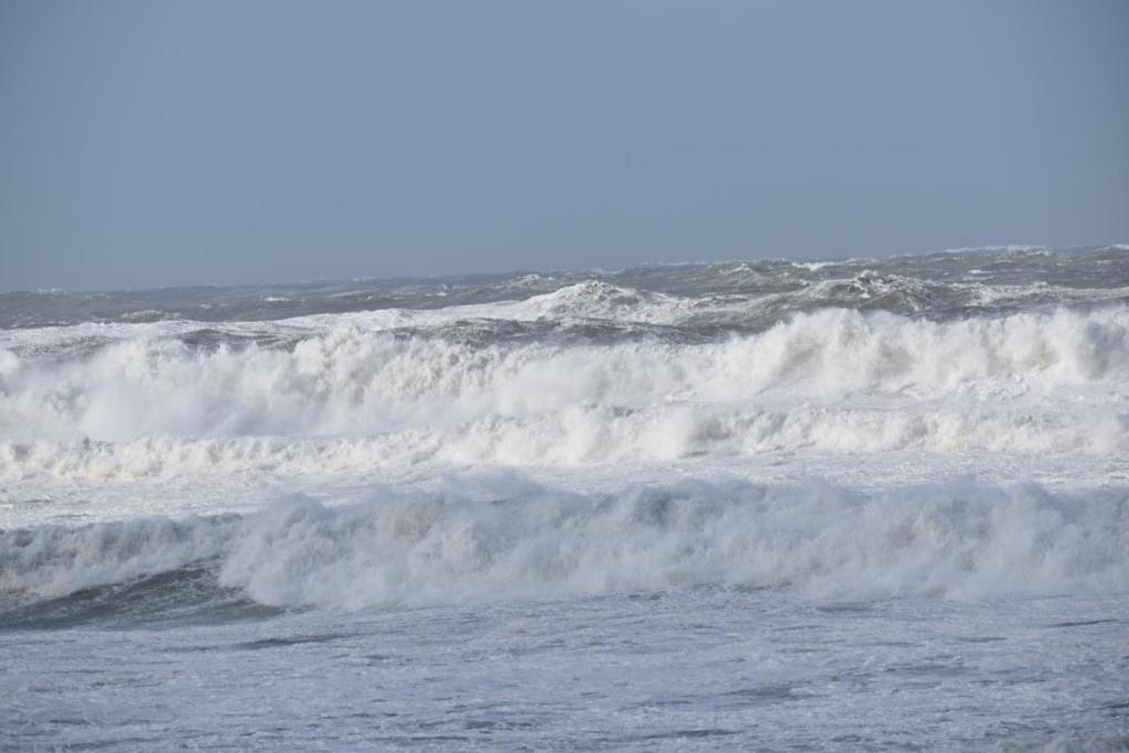 un groupe de vagues dans l'océan dans l'établissement RESIDENCE LE GALLION, à Lacanau-Océan