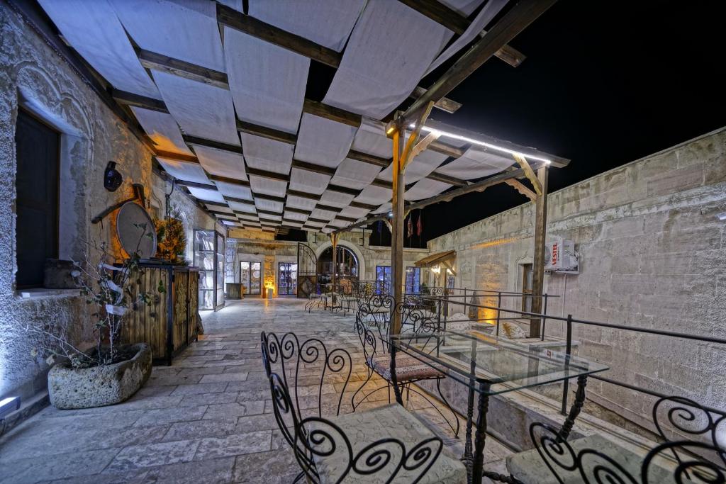 Emit Cave Hotelにあるレストランまたは飲食店