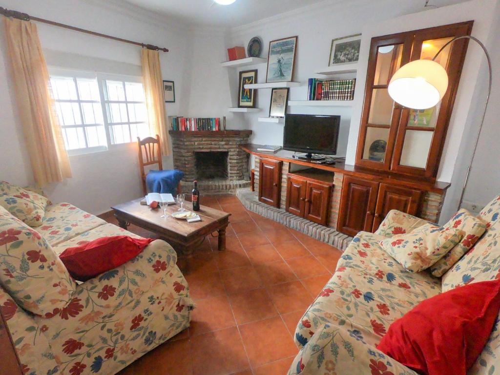 Telewizja i/lub zestaw kina domowego w obiekcie Baluarte Conil town house with roof terrace and sea view in Barrio de los Pescadores
