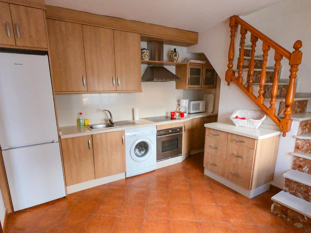 Kuchnia lub aneks kuchenny w obiekcie Baluarte Conil town house with roof terrace and sea view in Barrio de los Pescadores