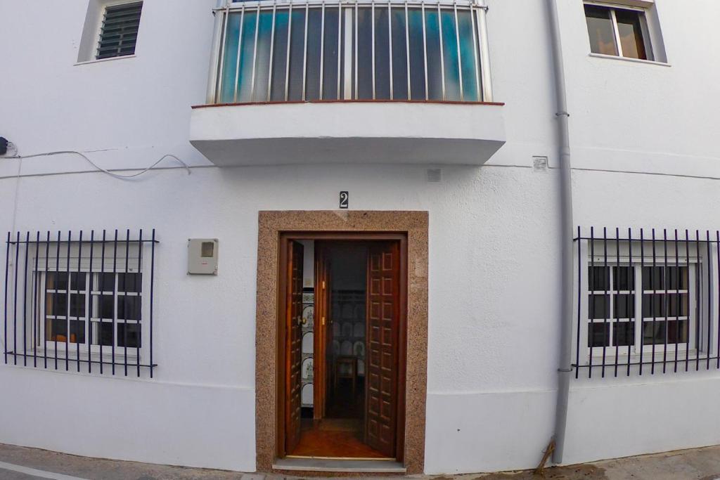 Fasada lub wejście do obiektu Baluarte Conil town house with roof terrace and sea view in Barrio de los Pescadores