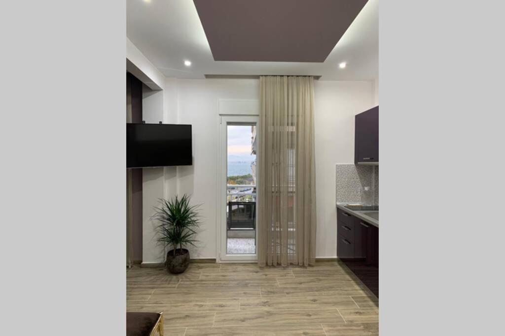 Η κουζίνα ή μικρή κουζίνα στο COMFORT AND SEAVIEW APARTMENT NEA PARALIA