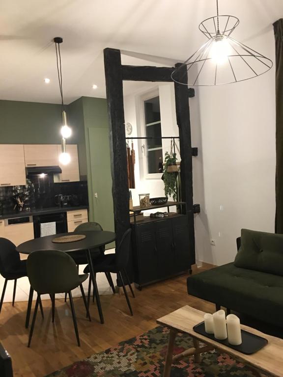 un salon avec une table et un canapé dans l'établissement Centre historique Colmar La COLLÉGIALE RESORT, à Colmar