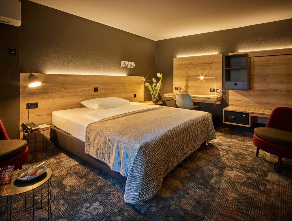 Una cama o camas en una habitación de Baxter Hotel