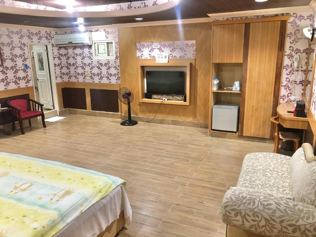TV a/nebo společenská místnost v ubytování TREE HOUSE