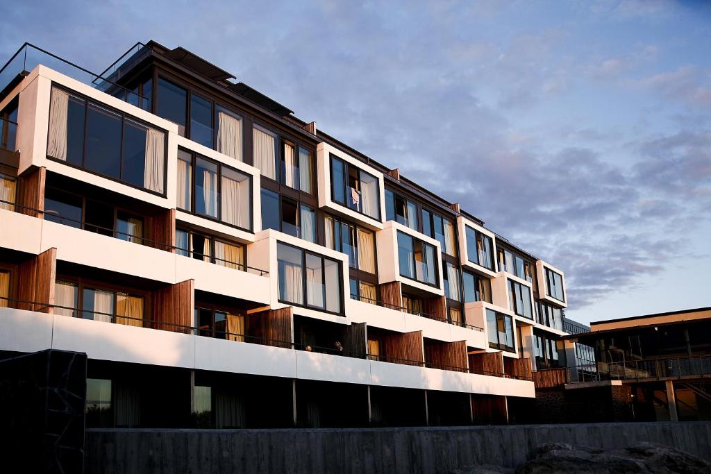 un edificio con muchas ventanas a un lado. en Hotel Tylösand, en Tylösand