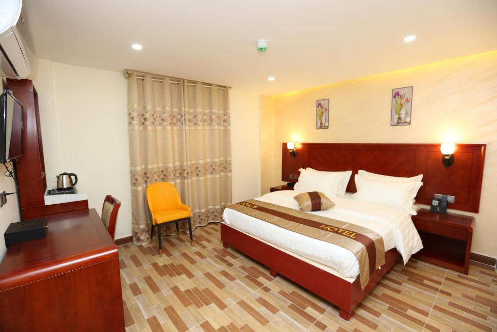 Habitación de hotel con cama, escritorio y cama sidx sidx en Venus Hotel en Wadi Musa