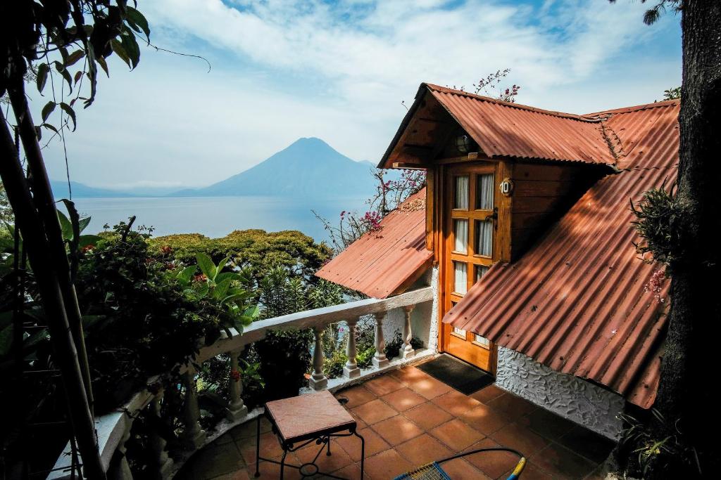 uma casa com uma varanda com vista para o oceano em Hotel La Casa del Mundo em Jaibalito