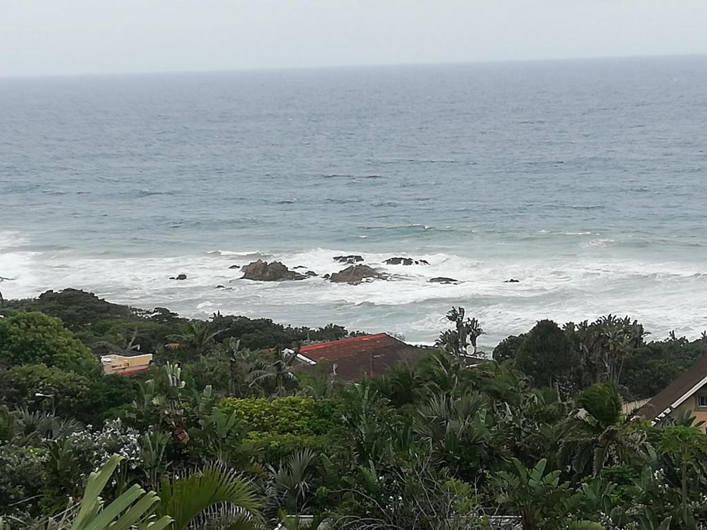 vista sull'oceano con rocce in acqua di Surf and Sand - Breakerview a Margate