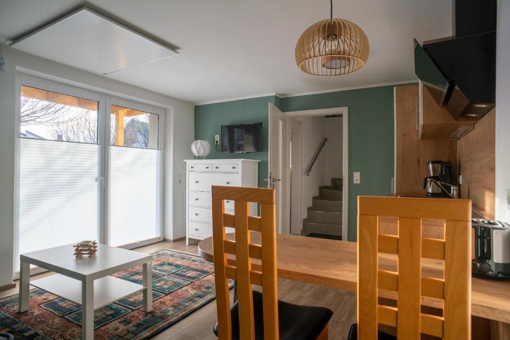 a kitchen and dining room with a table and chairs at Bio Weinhaus Krauss Zellertal in Zellertal