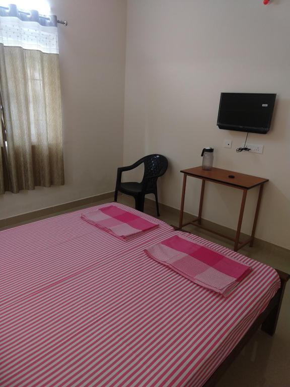 TV a/nebo společenská místnost v ubytování Shantham Service Apartments, Kinathukadavu, Coimbatore