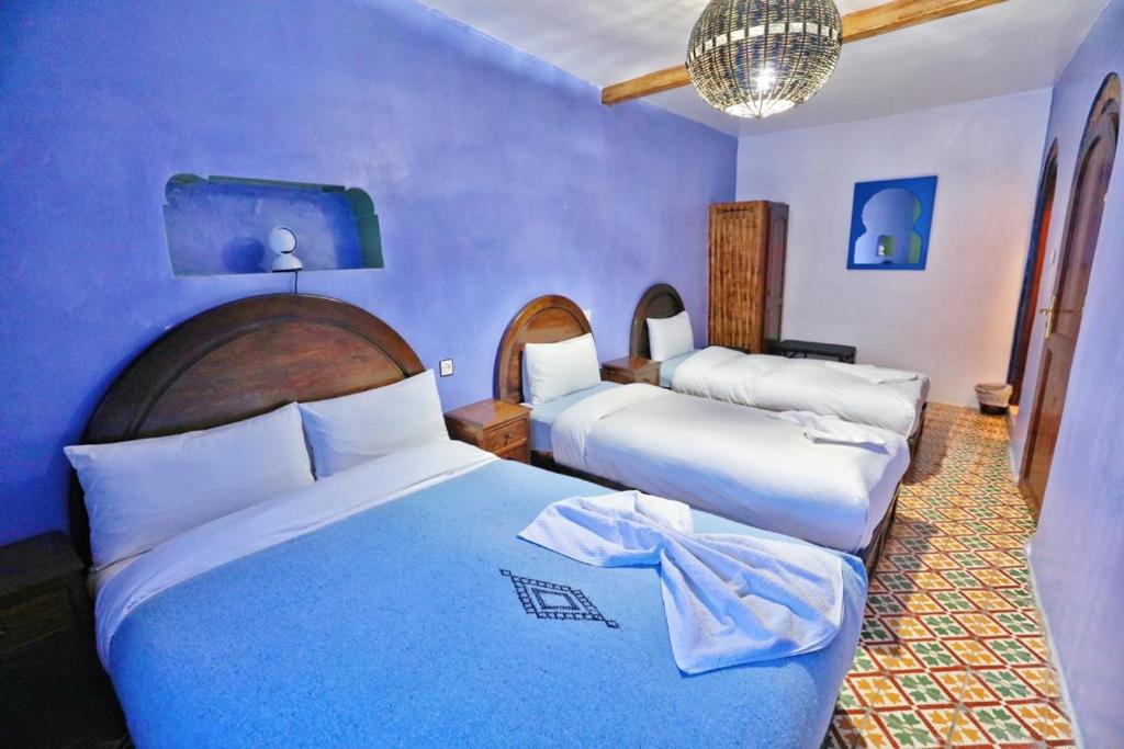 Tempat tidur dalam kamar di AYMANE ROOFTOP budget panoramic HOTEL