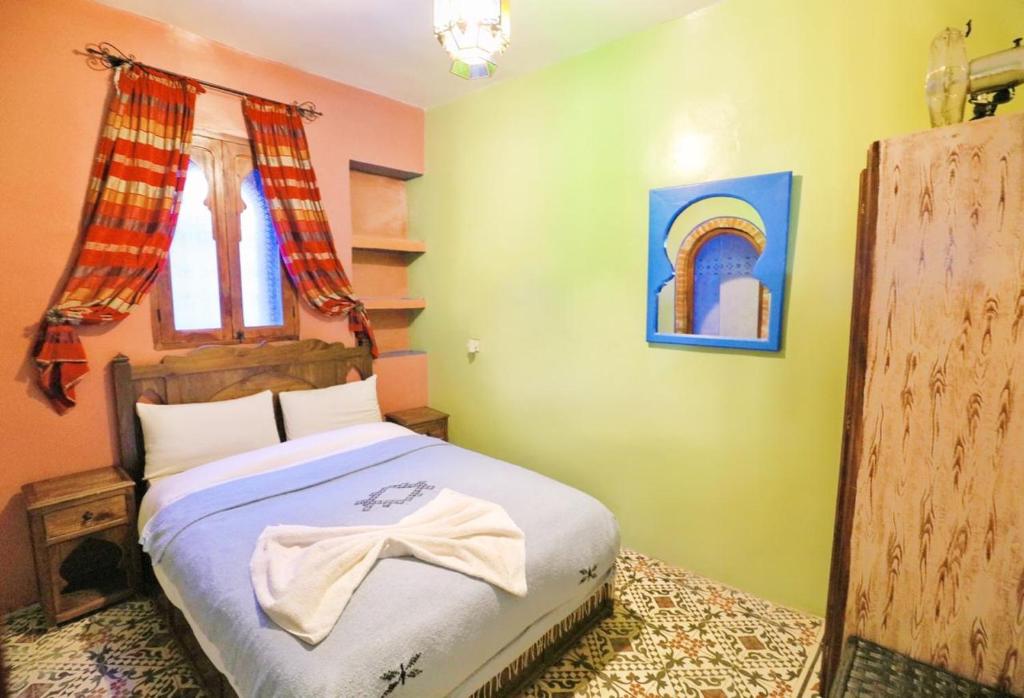 Postel nebo postele na pokoji v ubytování AYMANE ROOFTOP budget panoramic HOTEL