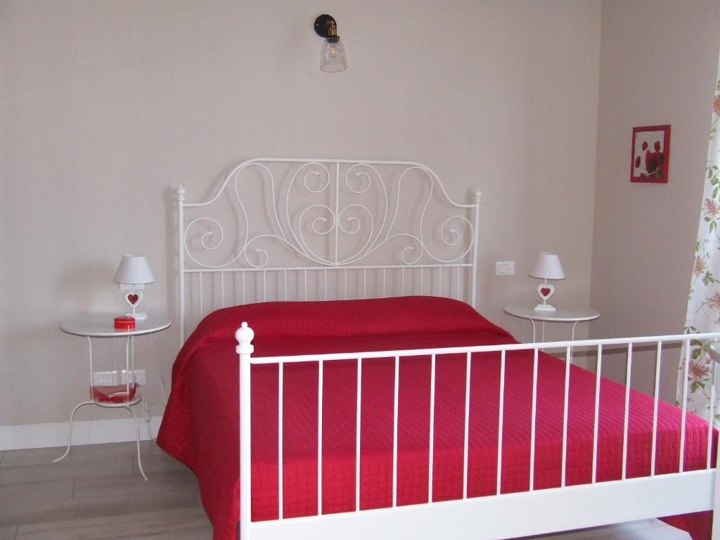A bed or beds in a room at Bilocale Papavero, Magnolia o Girasole