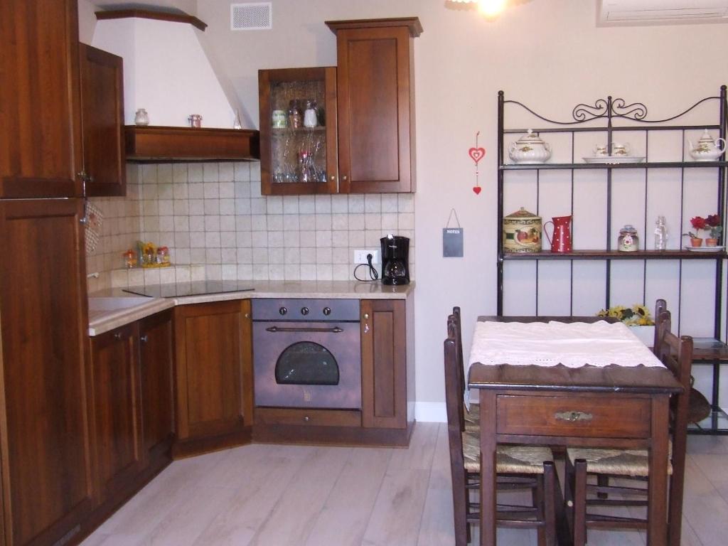 A kitchen or kitchenette at Bilocale Papavero, Magnolia o Girasole