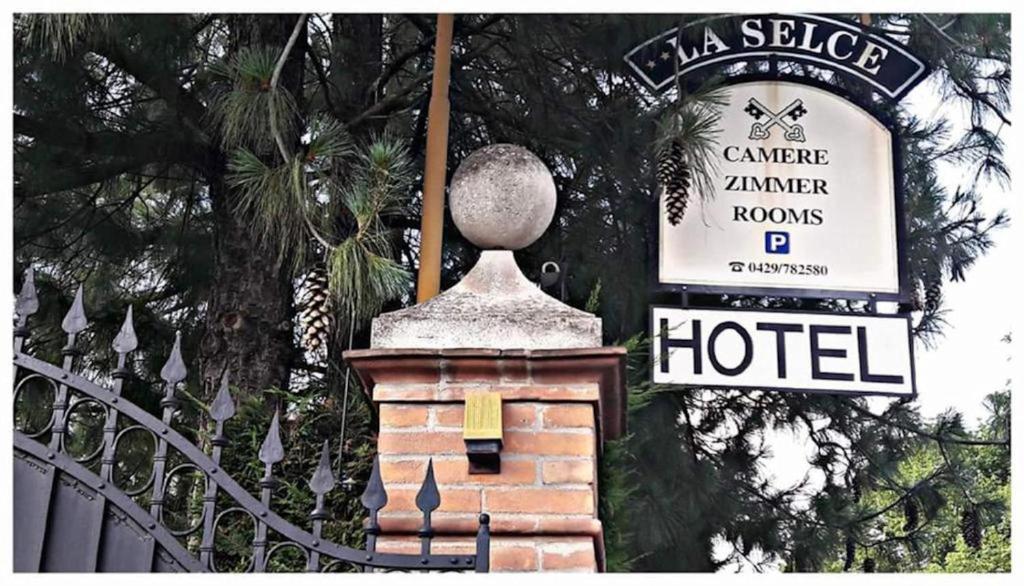 Certifikát, hodnocení, plakát nebo jiný dokument vystavený v ubytování Hotel La Selce