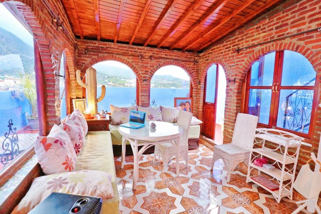 Posezení v ubytování AYMANE ROOFTOP budget panoramic HOTEL