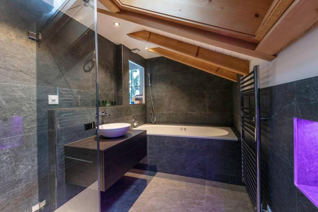Koupelna v ubytování Exklusives Chalet mit traumhafter See- und Bergsicht