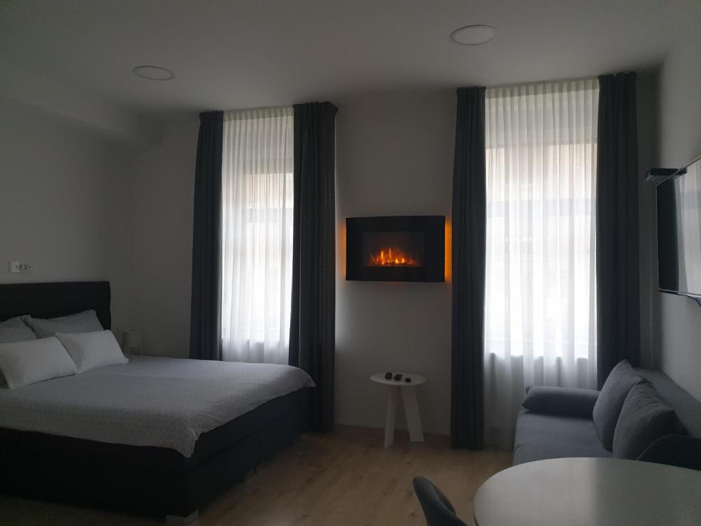 Posteľ alebo postele v izbe v ubytovaní City Center Main Square Apartments Zagreb
