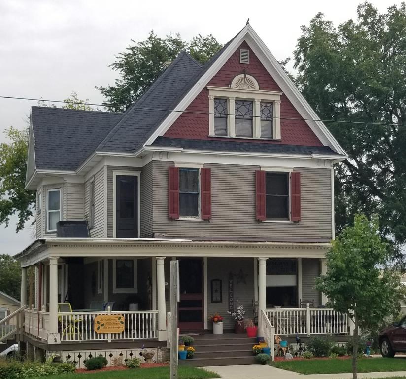 una casa con techo de gambrel en The Katherine Holle House, en Watertown