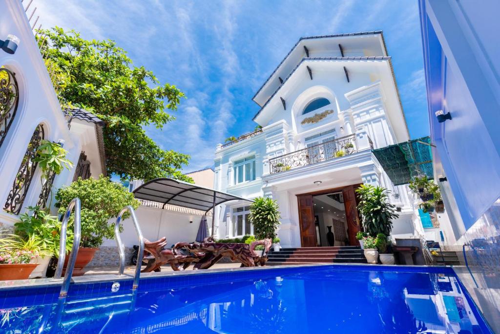 dom z basenem przed nim w obiekcie Palm Villa 7 w mieście Vung Tau