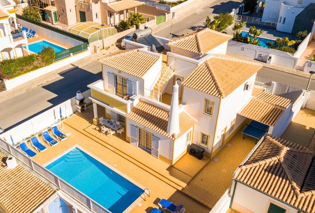 uma vista aérea de uma casa com piscina em Villa do Mar - Galé em Albufeira