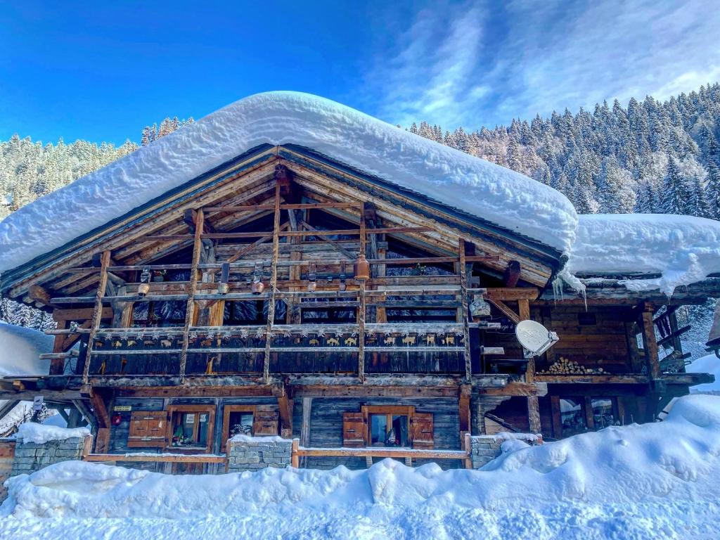 eine große Blockhütte mit Schnee auf dem Dach in der Unterkunft Chalet La Grange à Germaine - Propriétés Mont Amour in Avoriaz