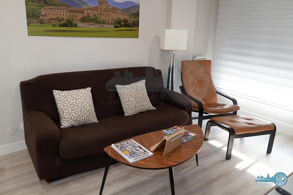 sala de estar con sofá y mesa en Apartment muy céntrico y diseño moderno 7' Laurel Vivienda de uso Turístico en Logroño