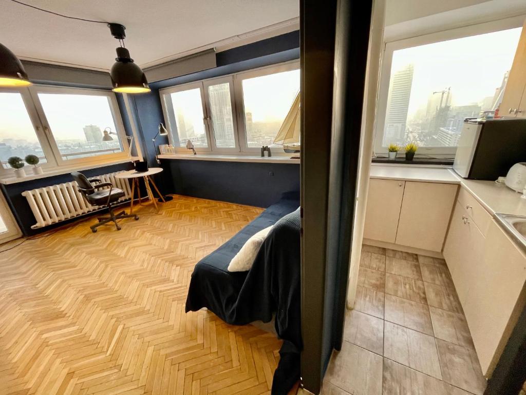 Kuchyňa alebo kuchynka v ubytovaní Super Apartament BLUE Ścisłe Centrum Dwie Linie Metra Netflix WiFi 300 Mbs Panorama Miasta