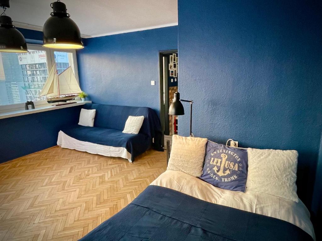 Posteľ alebo postele v izbe v ubytovaní Super Apartament BLUE Ścisłe Centrum Dwie Linie Metra Netflix WiFi 300 Mbs Panorama Miasta