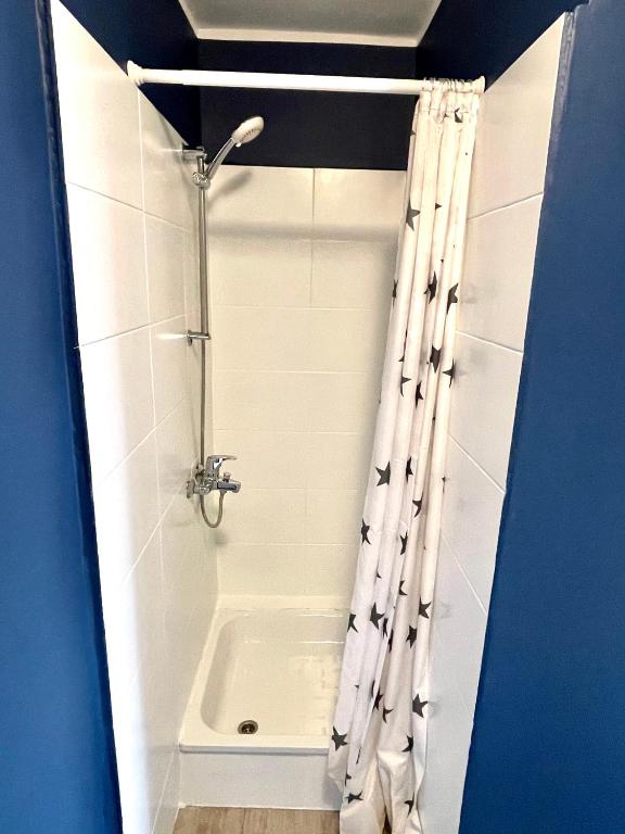 Kúpeľňa v ubytovaní Super Apartament BLUE Ścisłe Centrum Dwie Linie Metra Netflix WiFi 300 Mbs Panorama Miasta