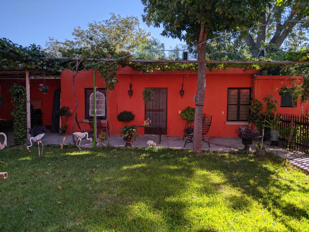 Cuatrociénegas de Carranza的住宿－Casita Felixz，前面有院子的红色房子