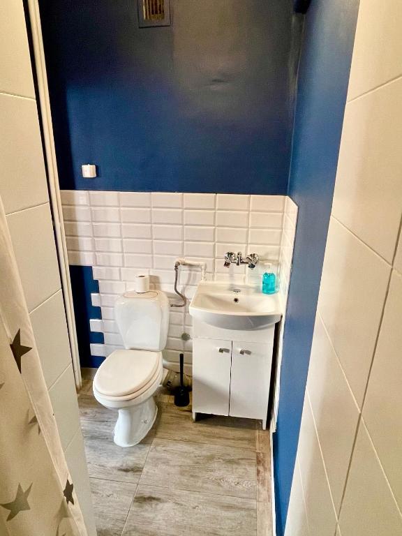 Kúpeľňa v ubytovaní Super Apartament BLUE Ścisłe Centrum Dwie Linie Metra Netflix WiFi 300 Mbs Panorama Miasta
