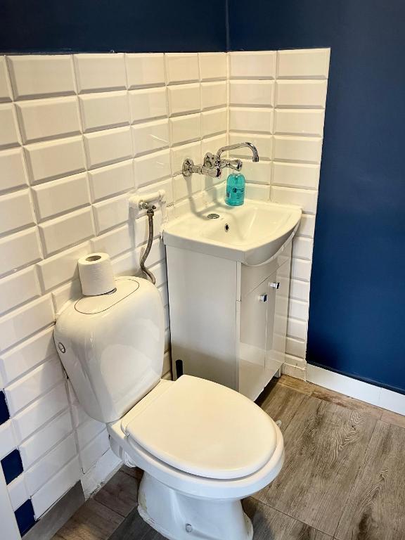 Kúpeľňa v ubytovaní Super Apartament BLUE Ścisłe Centrum Dwie Linie Metra Netflix WiFi 300 Mbs Panorama Miasta