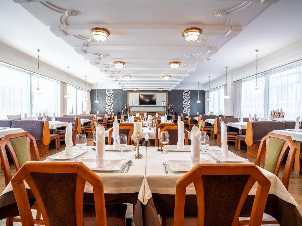 Reštaurácia alebo iné gastronomické zariadenie v ubytovaní Stadthotel EGGERBRÄU