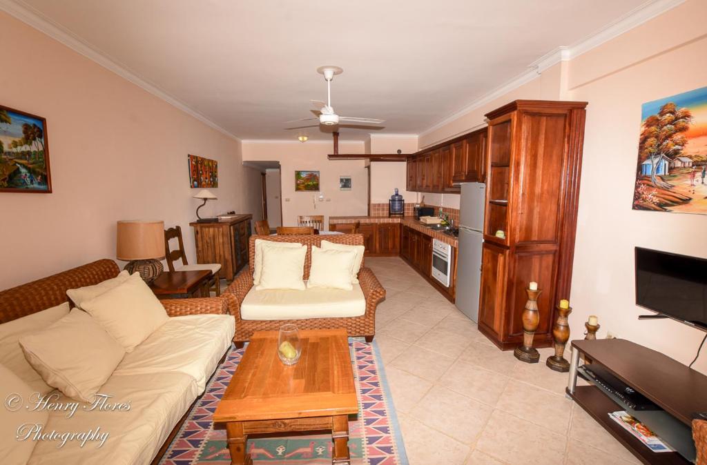 een woonkamer met een bank en een tafel bij Palma Real in Bayahibe