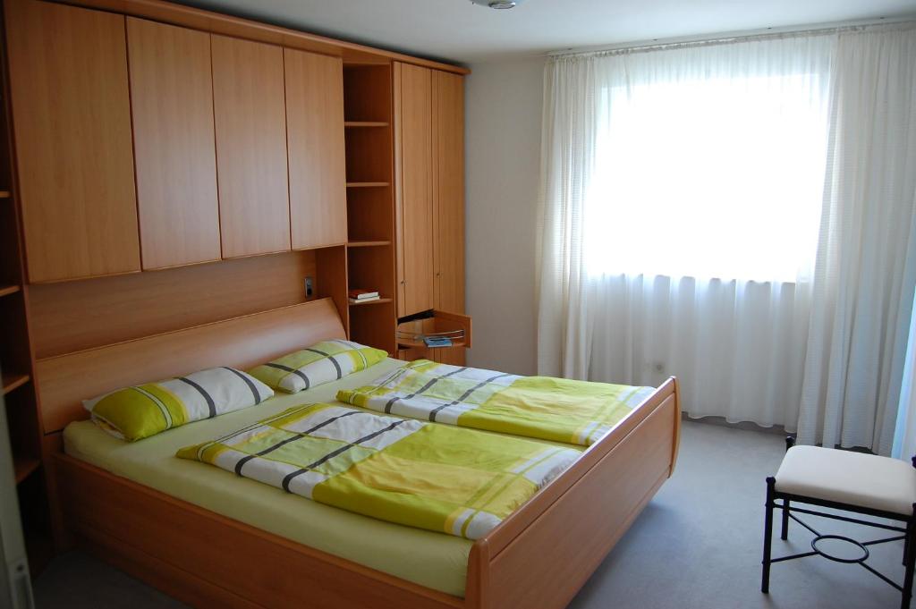 ein Schlafzimmer mit einem großen Bett und einem Fenster in der Unterkunft Uferresidenz Überlingen in Überlingen