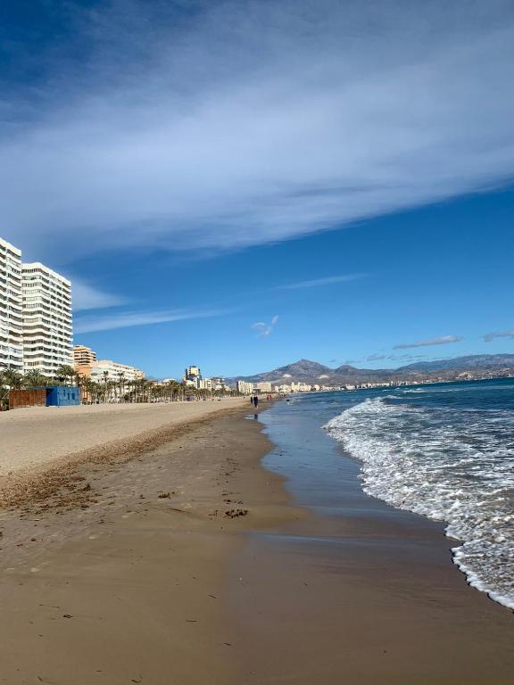una playa con una persona caminando por la arena en Sea Apartment, en Alicante