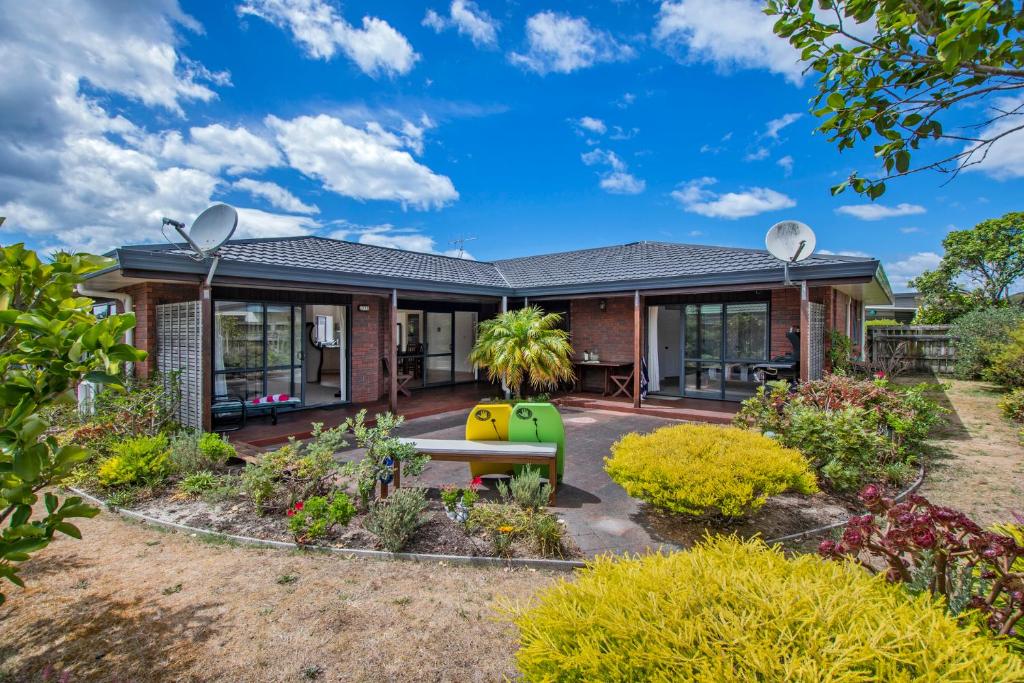 una casa con giardino di fronte di Bream Bay Bach - Ruakaka Holiday Home a Ruakaka