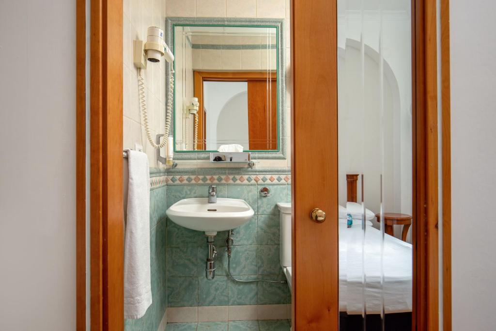 Koupelna v ubytování Hotel Emona Aquaeductus