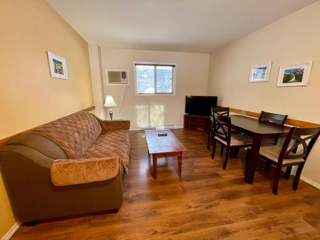 Posezení v ubytování Brookside Motel