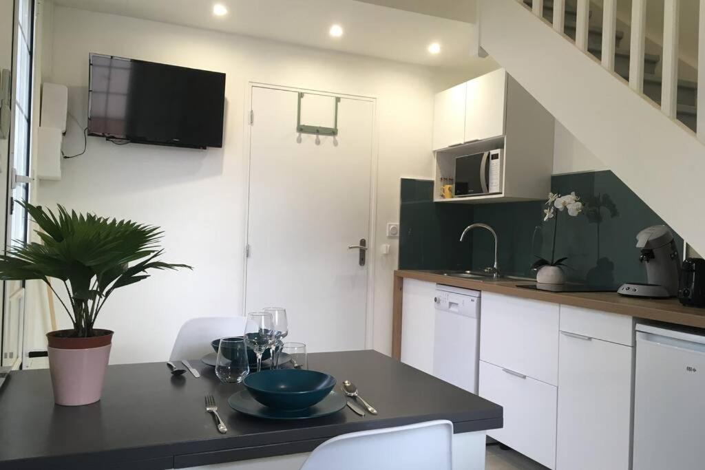 a kitchen with a table with a bowl on it at Appartement neuf entre mer et montagne. in Furiani