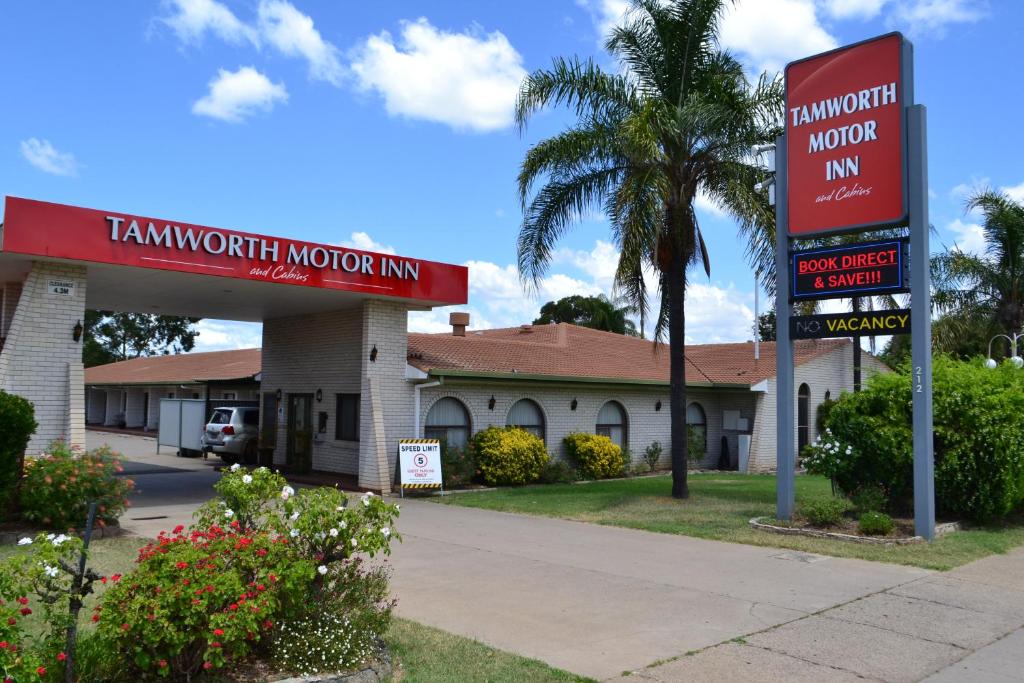 a sign in front of a motel at Tamworth Motor Inn & Cabins in Tamworth